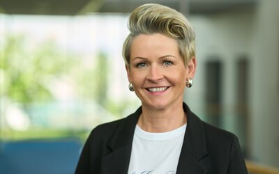 Portrait von Denise Gessinger, Ansprechpartnerin für Unternehmenskommunikation bei den Eichsfeldwerken