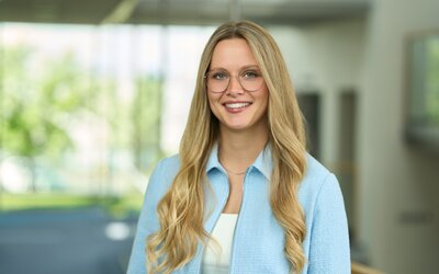 Portrait von Sophie Henkel, Ansprechpartnerin für Unternehmenskommunikation bei den Eichsfeldwerken