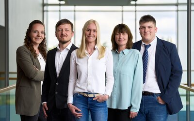 Portrait von fünf Mitarbeitern der Kundenberatung Erdgas und Energieabrechnung bei der EW Eichsfeldgas