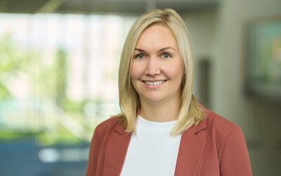 Portrait von Lisa Hofmann, Mitarbeiterin in der technischen Verwaltung bei der EW Wasser