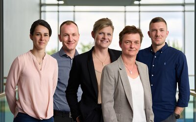 Portrait von fünf Mitarbeitern der Verbrauchsabrechnung Wasser und Kundenservice bei der EW Wasser