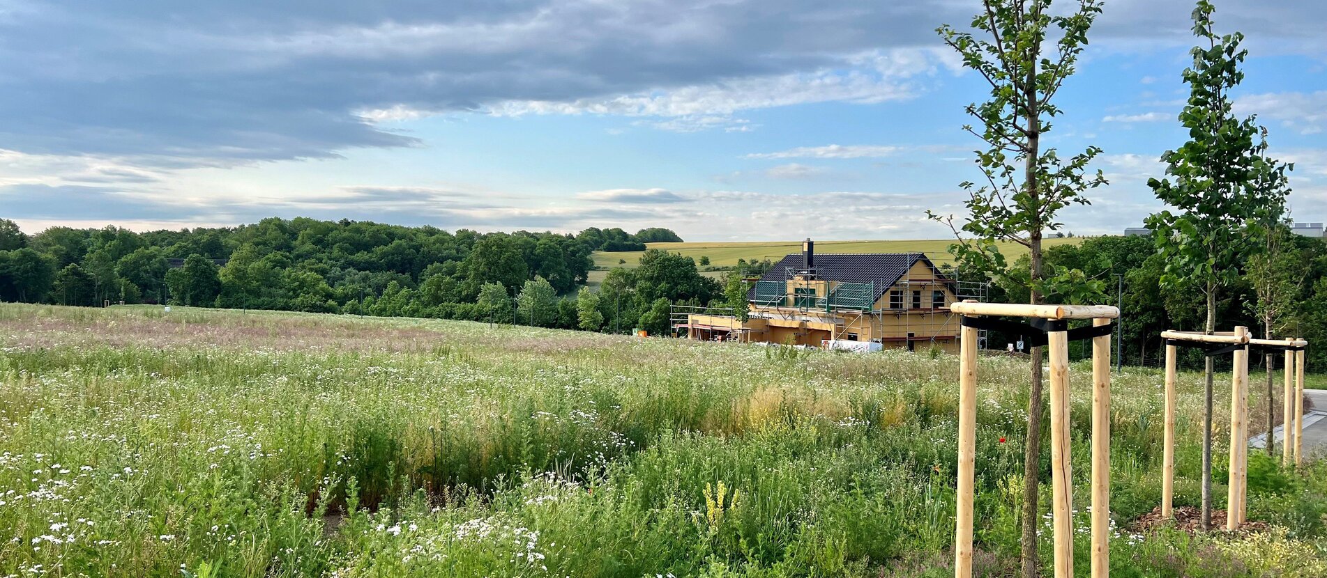 Blick auf ein Haus mit Gerüst im neuen Wohnbaugebeit