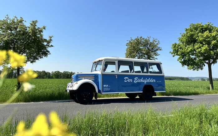 Seitenansicht des Oldtimer-Bus "Der Eichsfelder"