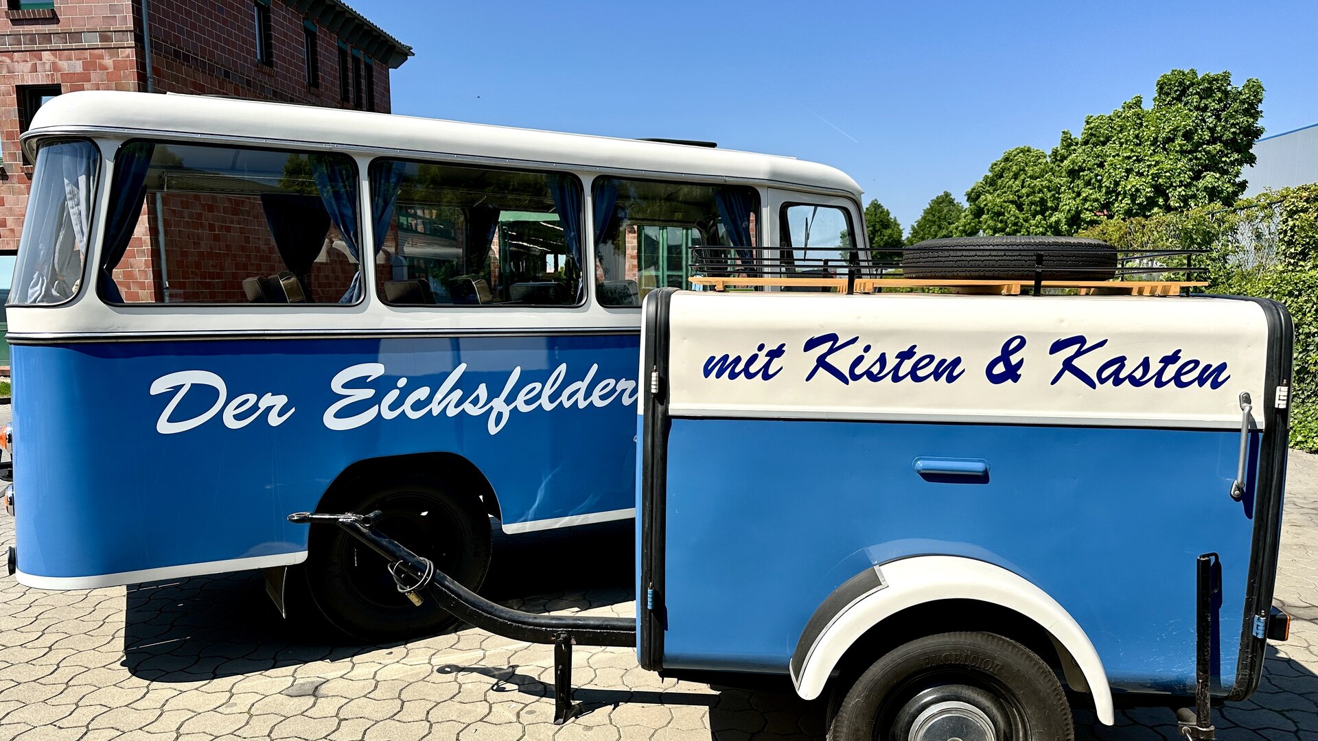 Vintage-Bus „Der Eichsfelder“ mit Anhänger „mit Kisten & Kasten“