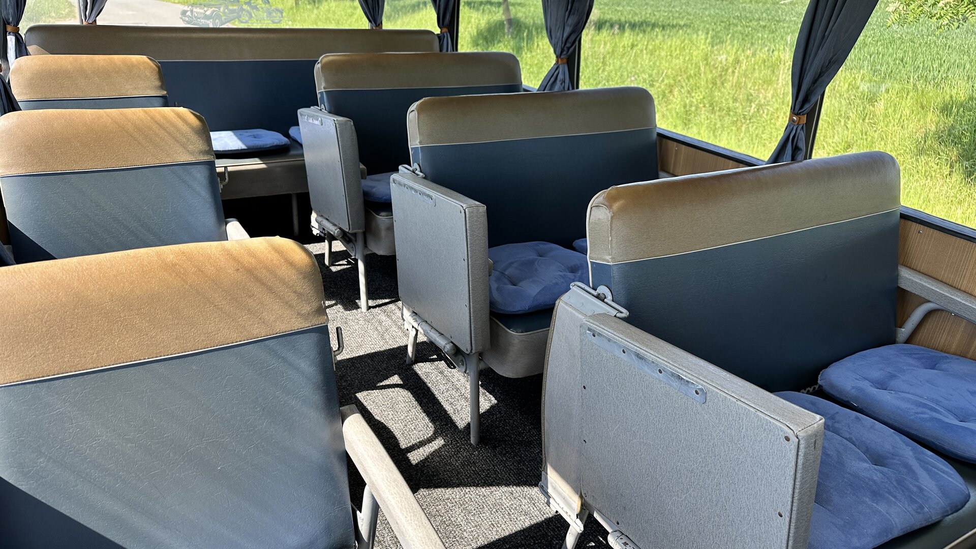 Sitzbänke im Oldtimer-Bus "Der Eichsfelder"