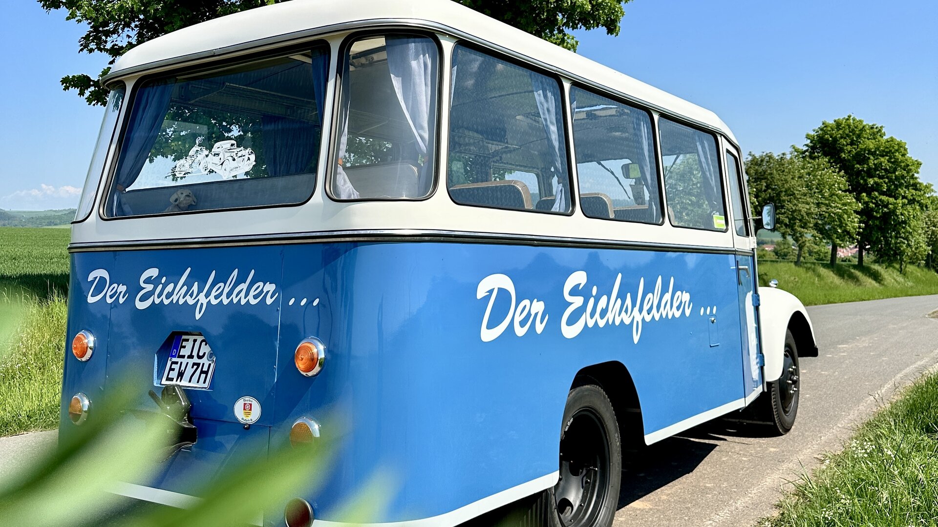 Rückansicht des Oldtimer-Buses "Der Eichsfelder"