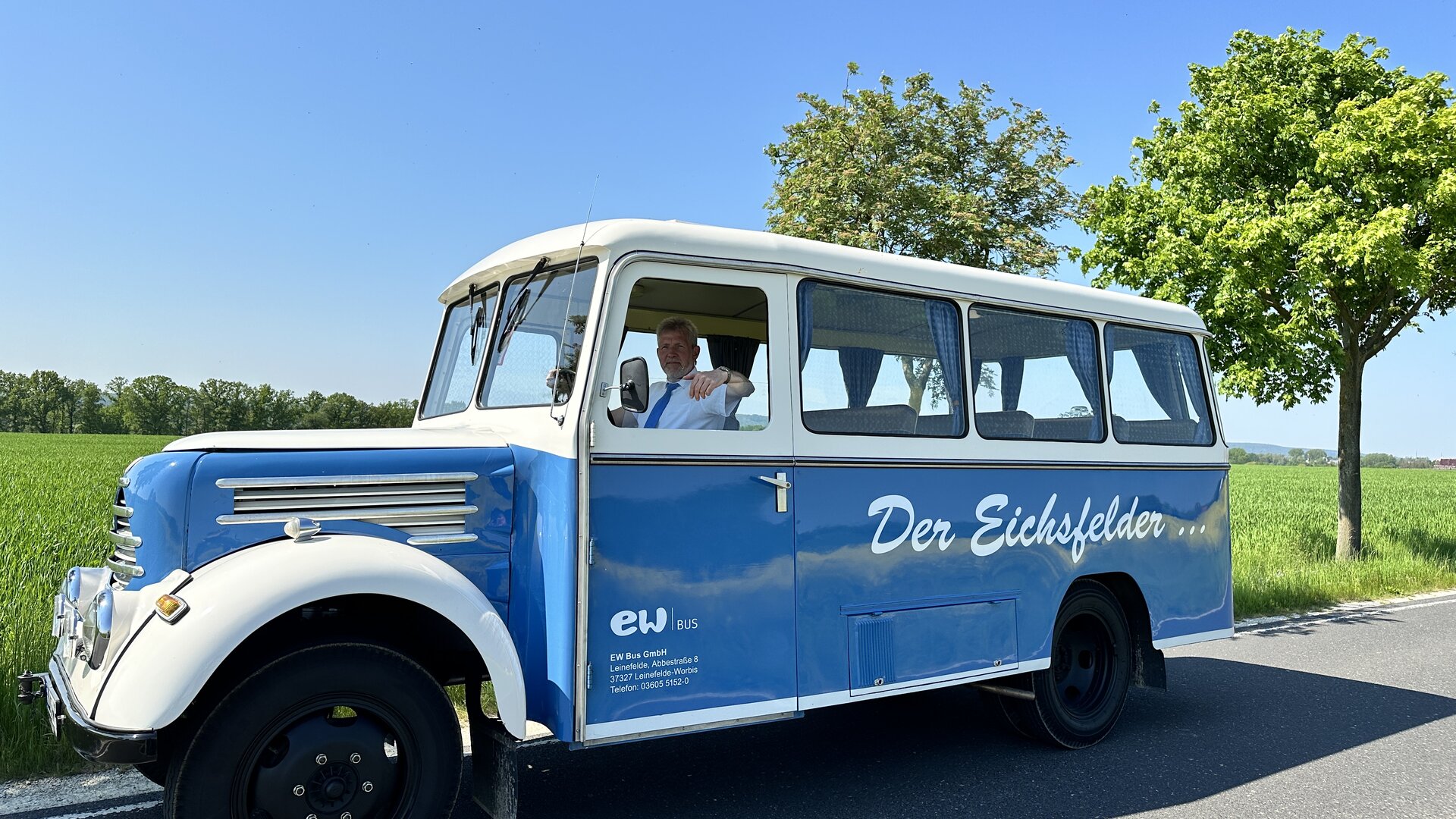 Blau-weißer Oldtimerbus mit Aufschrift „Der Eichsfelder“