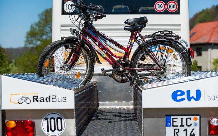 Bus mit Fahrradträger und zwei Fahrrädern, Aufschrift „RadBus“