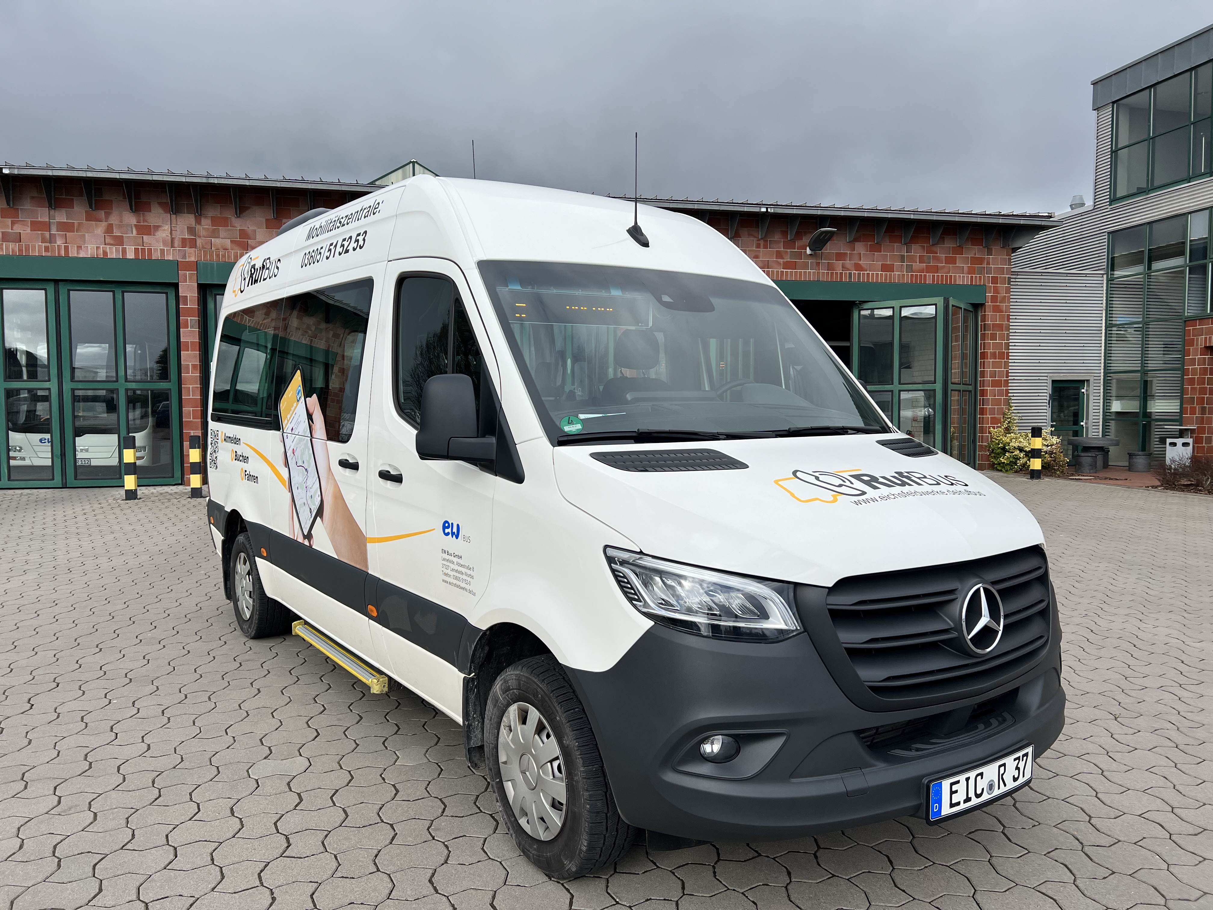 Weißer Rufbus der EW Bus auf dem Werksgelände