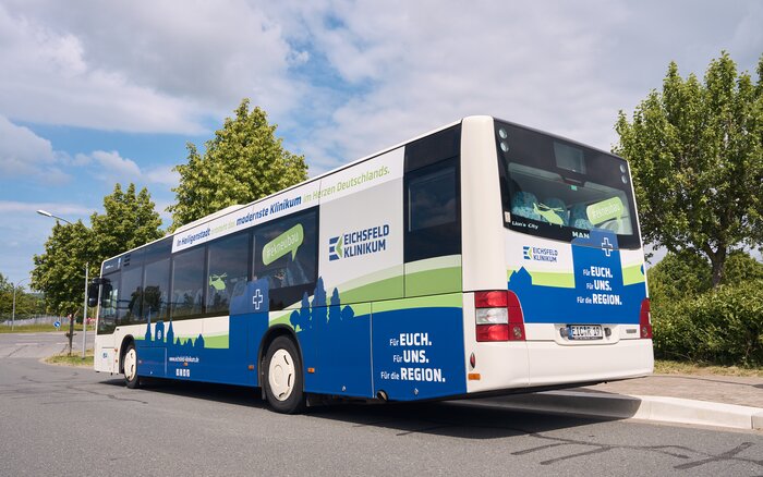 Bild eines Buses mit Eichsfeld Klinikum Werbung drauf