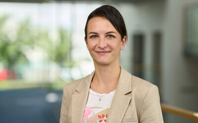 Portrait von Annika Rode, Ansprechpartnerin für Unternehmenskommunikation bei den Eichsfeldwerken