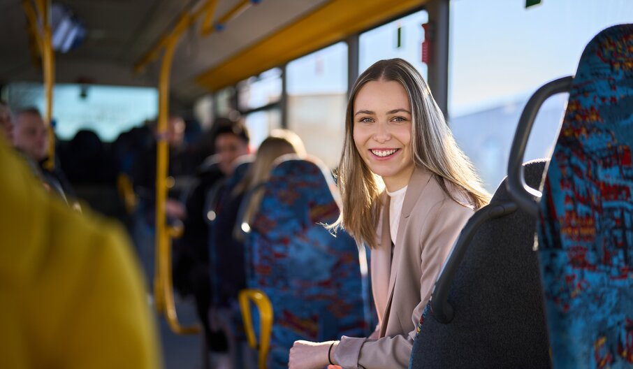 Glückliche Person sitzt im Bus