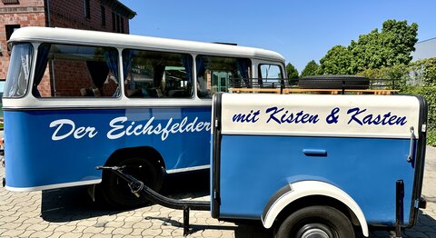 Vintage-Bus „Der Eichsfelder“ mit Anhänger „mit Kisten & Kasten“