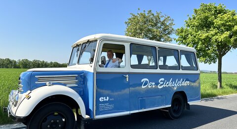Blau-weißer Oldtimerbus mit Aufschrift „Der Eichsfelder“
