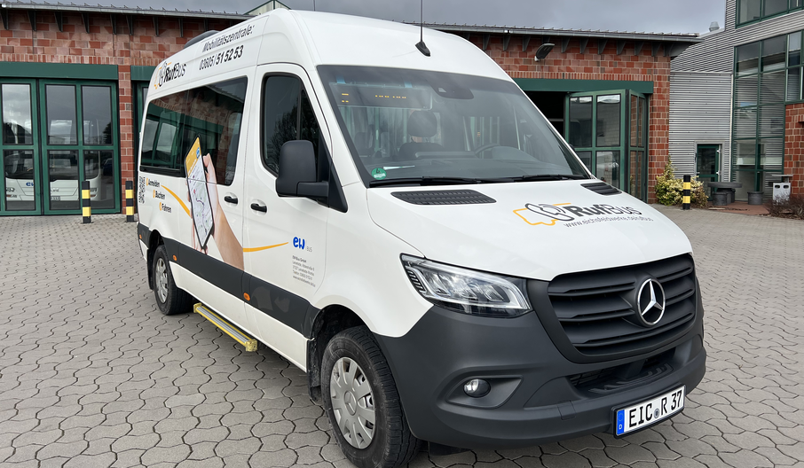 Weißer Rufbus der EW Bus auf dem Werksgelände