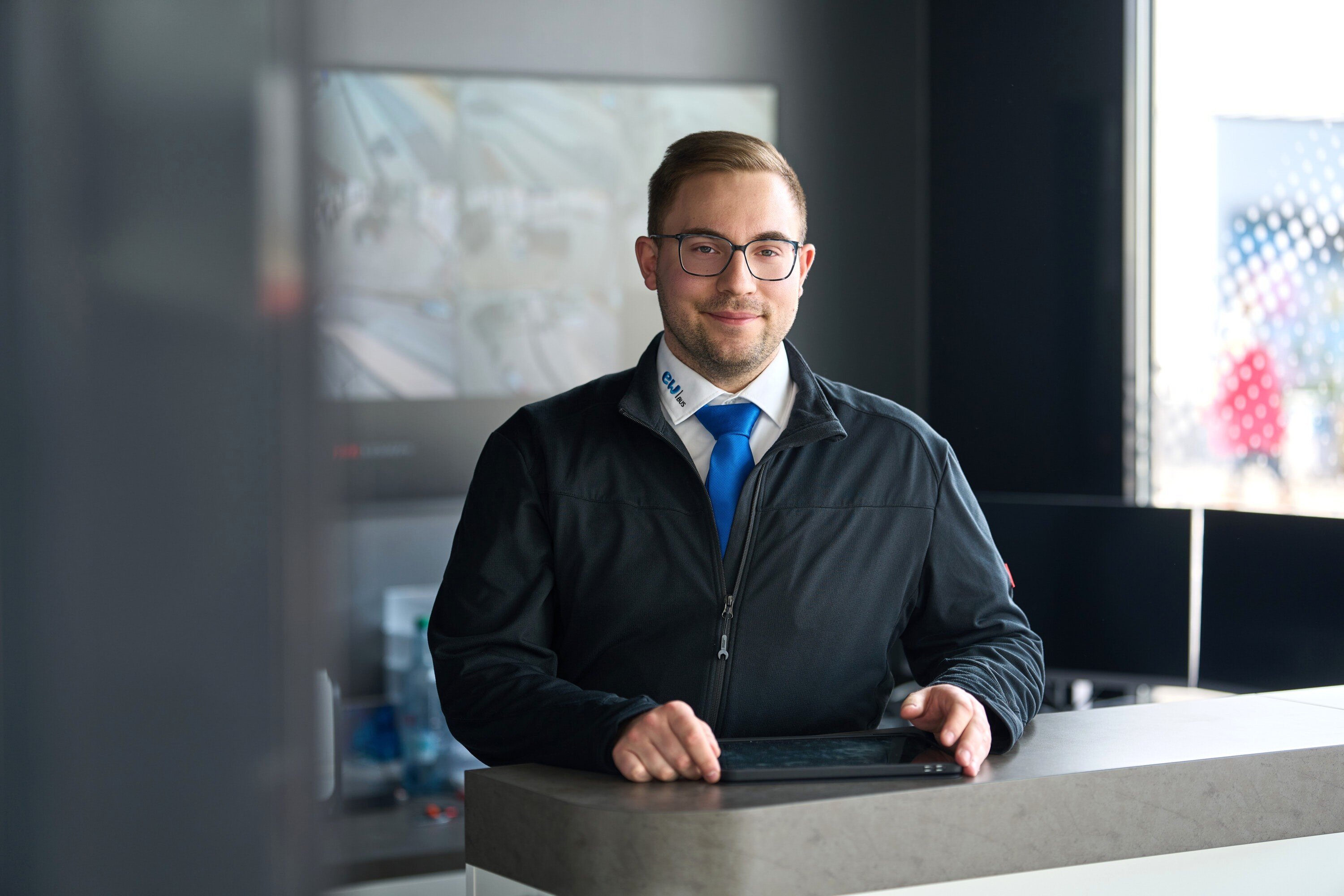 Lukas Döchert steht am Tresen der Mobilitätszentrale in Leinefelde. Foto: Tino Sieland