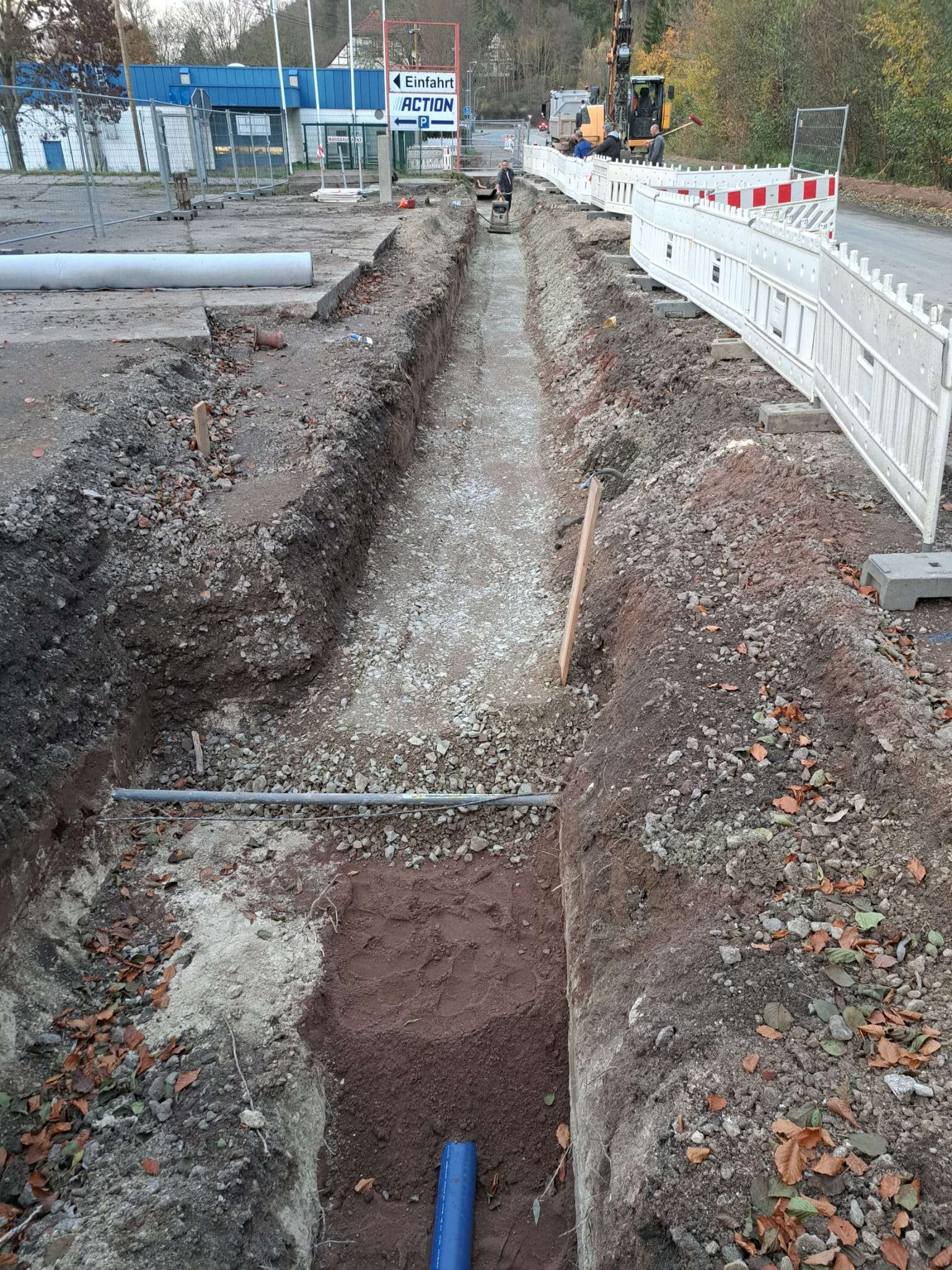 Baustelle in örtlicher Lage mit einem Bagger 