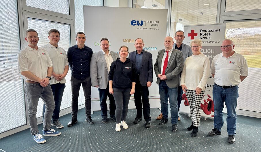 Vertreter des deutschen roten Kreuzes und der Eichsfeldwerke nach der erfolgreichen Blutspendeaktion