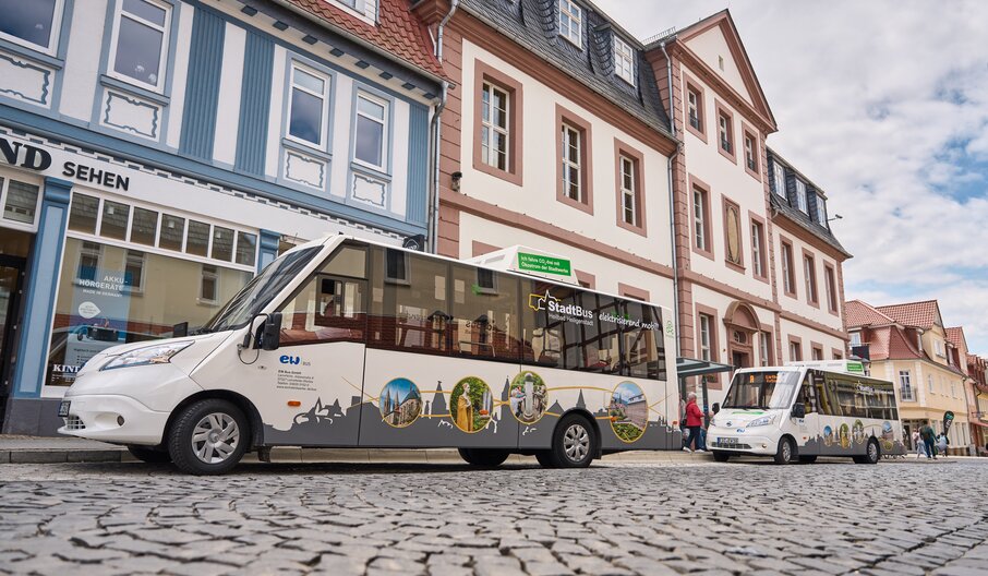 zwei Stadtbuse stehen in der "Wilhelmstraße"