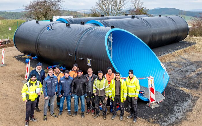 Geschafft: Dank genauer Planung und akribischer Vorbereitung konnten Anlieferung und Montage problemlos erfolgen. Christian Senge (3.v.l.) und Christoph Lange (5. v.l.) von der EW Wasser freuen sich mit dem Team der Herstellerfirma.