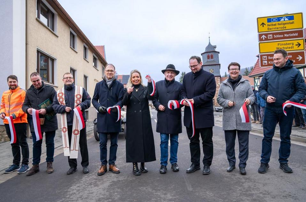 Eröffnung der L1007 in Martinfeld: Nach 23-monatiger Bauzeit wurde die wichtige Verkehrsverbindung des Südeichsfeldes in Richtung Hessen im Dezember 2025 feierlich freigegeben. Beim Banddurchschnitt zu sehen sind unter anderem Tobias Knoblich, Staatssekretär im Thüringer Ministerium für Digitales und Infrastruktur, Schimbergs Bürgermeisterin Doreen Mathias-Fromm, EW-Geschäftsführer Ulrich Gabel, Landtagspräsident Thadäus König und Landrätin Dr. Marion Frant.