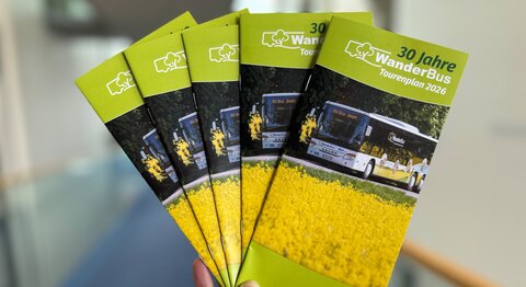 Neues Programmheft: Der WanderBus-Flyer für die Saison 2026 liegt an zentralen Punkten in der Region aus.