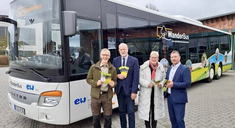 Gemeinsame Freude über 30 Jahre WanderBus: Uwe Müller (Verwaltung Naturpark Eichsfeld-Hainich-Werratal), Michael Raabe (Geschäftsführer EW Bus), Ute Morgenthal (Geschäftsführerin HVE Eichsfeldtouristik) und Ingo Steinicke (Leiter Referat Kreisentwicklung, Landkreis Eichsfeld) stellten das Programm für die Saison 2026 vor.