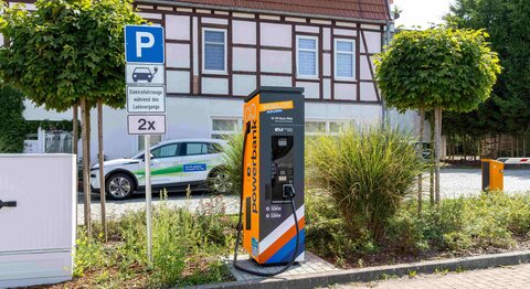 Ladesäulennetz: Mittlerweile hat die VR-Bank Mitte auch an ihren Filialen in Leinefelde (hier im Bild), Duderstadt, Rosdorf, Hessisch Lichtenau und Witzenhausen neue „Powerbanks“ in Betrieb genommen. Die Filialen in Northeim und Eschwege folgen noch.