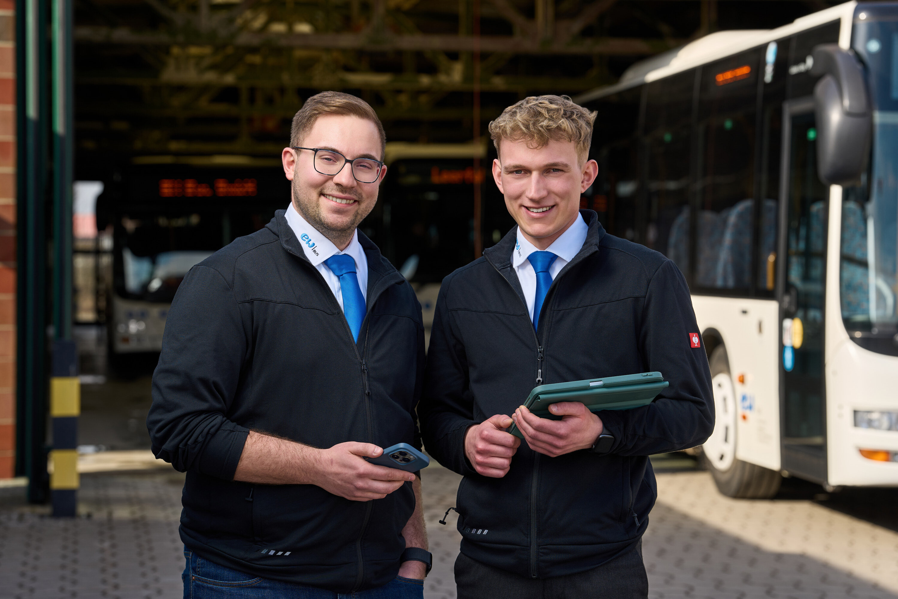 Karriere bei den Eichsfeldwerken: Lukas Döchert und Arvid Gastrock Mey übernehmen als Kraftverkehrsmeister bei der EW Bus in jungen Jahren schon viel Verantwortung.
