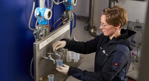 Zur Qualitätssicherung entnimmt Biochemikerin Martina Arend regelmäßig Wasserproben.