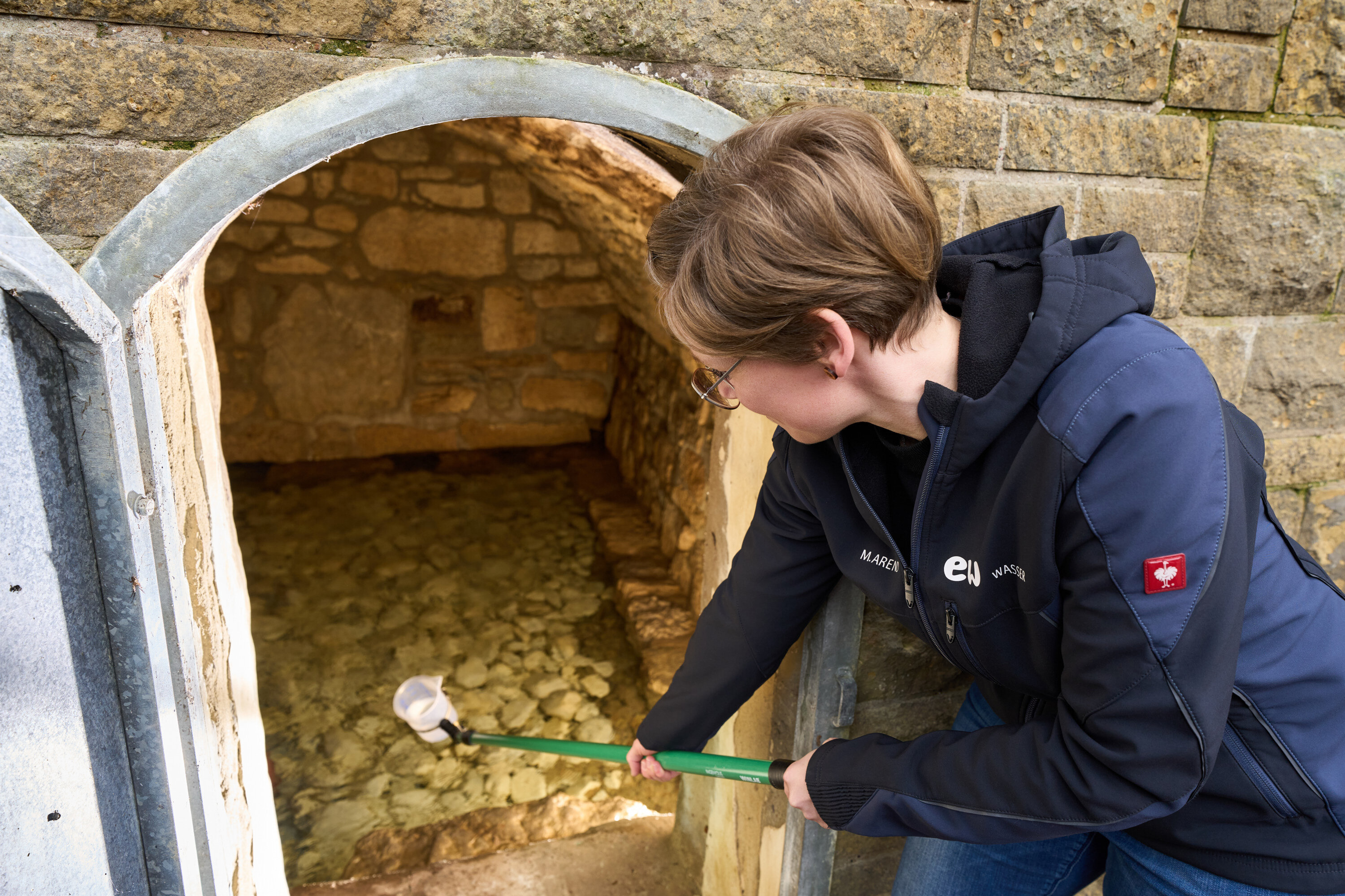 Entnahme einer Rohwasserprobe an der Gewinnungsanlage Springmühle.